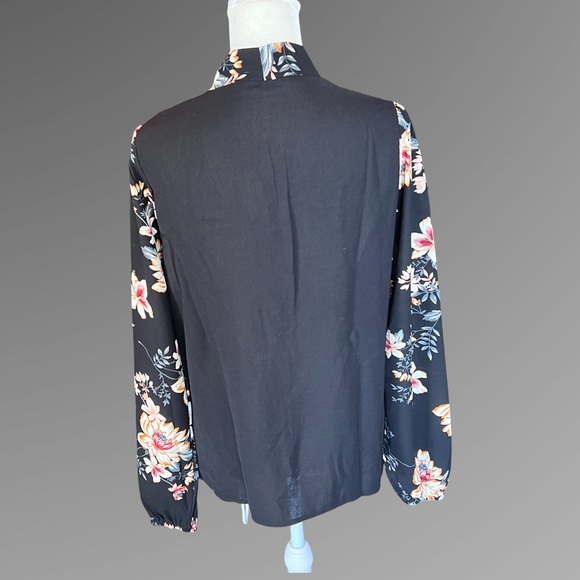 Sold **** floral Blouse with a Tie Neck - Women. Sold **** - Picture 5 of 6